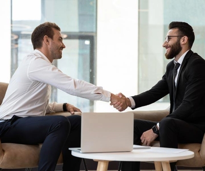 Emplacement visuel : comparer périmètre, responsabilités et suivi des devis Agence web ou freelance ?