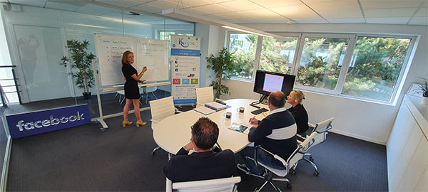 R&eacute;union de travail dans les bureaux de l&rsquo;agence digitale KREATIC &agrave; Roncq
